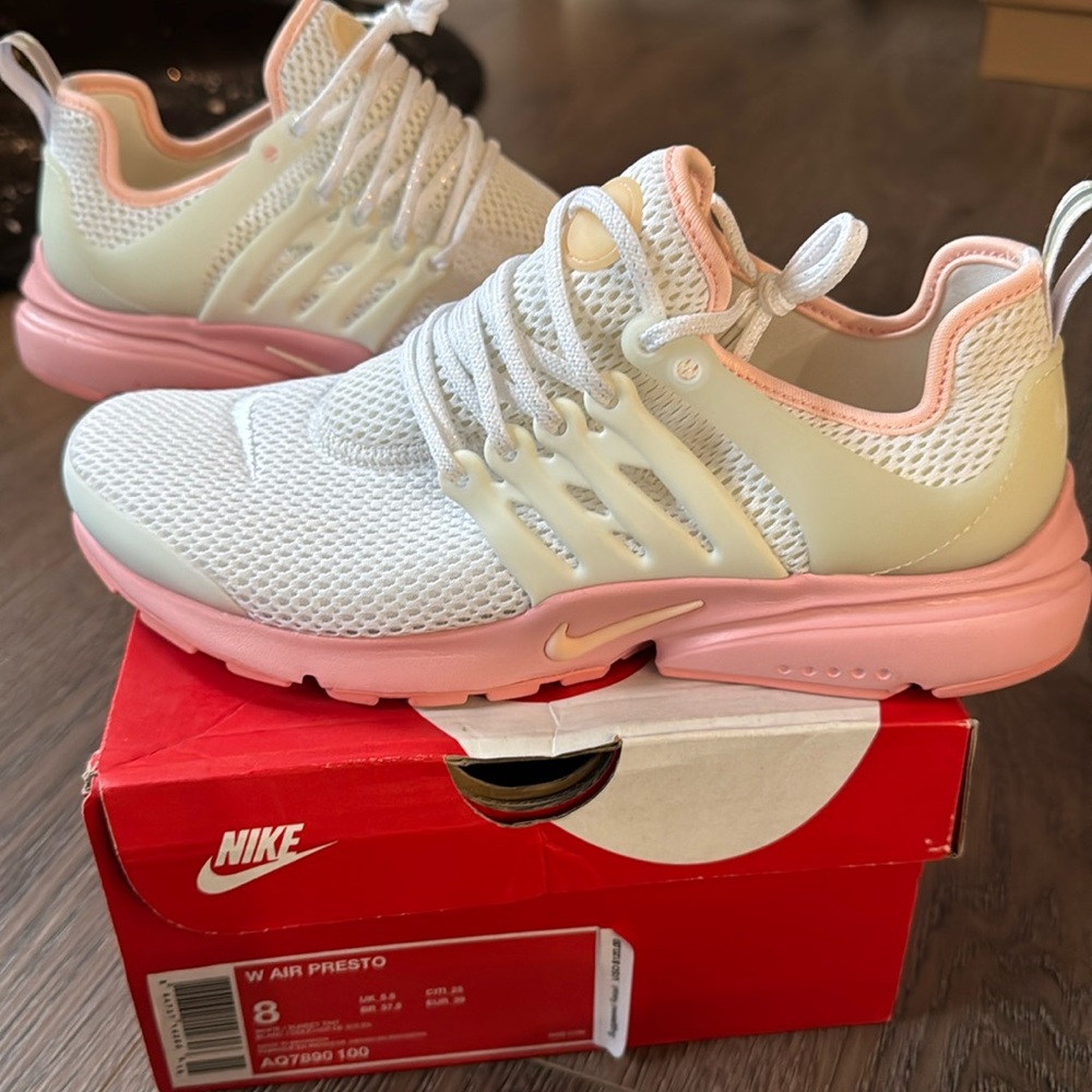 Nike woman’s air presto
White/sunset tint